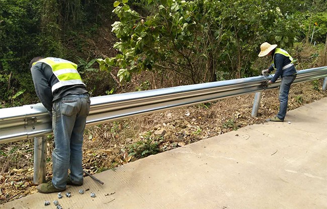 龙潭高速公路护栏的定期维护与保养