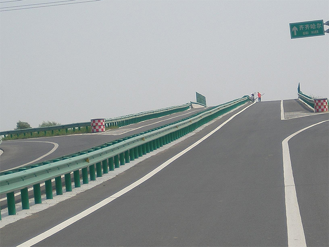 龙潭高速公路护栏的材质与规格